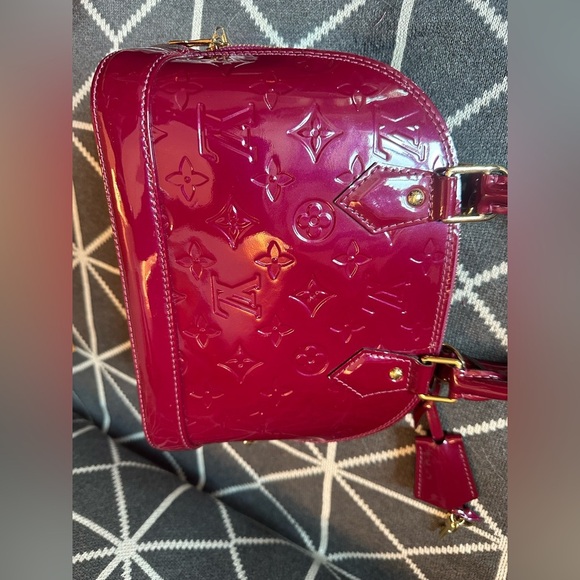 Louis Vuitton Vernis Alma BB with dust bag, strap and box. Comes with COA. - Picture 11 of 15